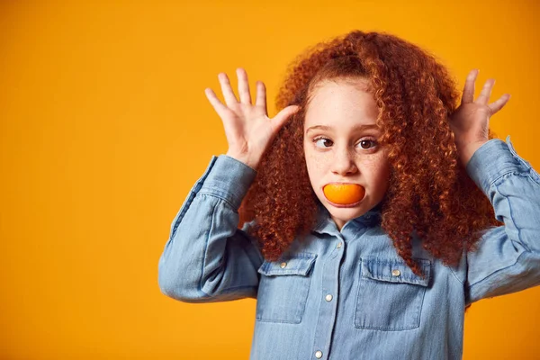 Studio Portret Van Lachend Meisje Trekken Grappig Gezicht Met Oranje — Stockfoto