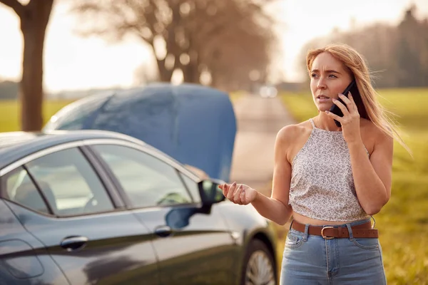 Kobieta Zepsutym Samochodem Drodze Krajowej Wołanie Pomoc Telefonie Komórkowym — Zdjęcie stockowe