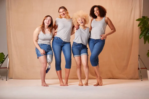 多様なカジュアルな服装の女性の友人のグループ1とともに義肢促進体の積極性 — ストック写真