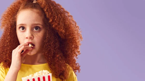 Rémült Lány Horror Filmet Néz Popcornt Eszik Moziban Lila Háttér — Stock Fotó