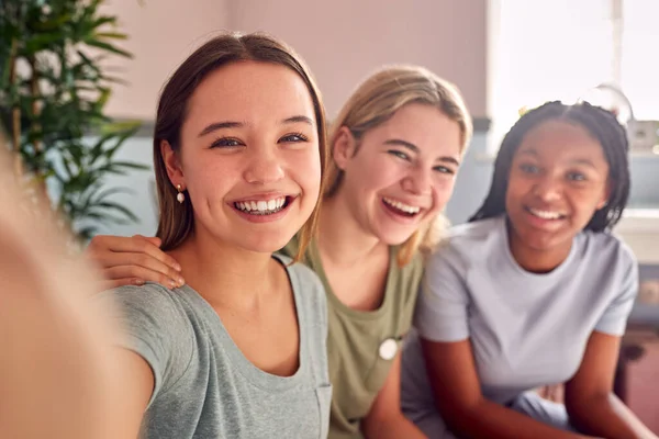 Grupa Uśmiechniętych Wielokulturowych Nastolatek Dziewczyna Przyjaciele Pozowanie Selfie Telefon Komórkowy — Zdjęcie stockowe