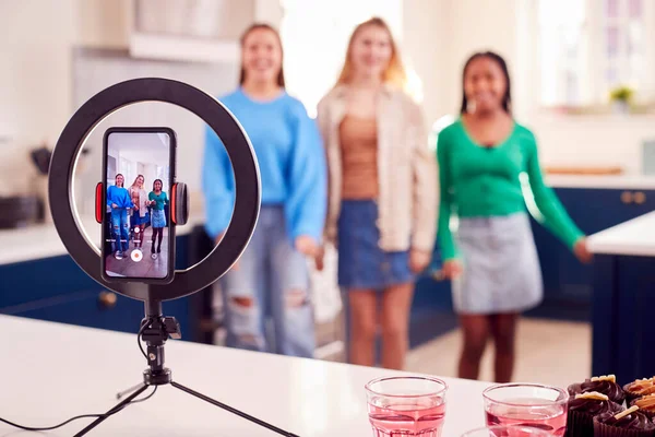 Grupp Tonårstjejer Sovrum Inspelning Online Dans Video Mobiltelefon För Sociala — Stockfoto