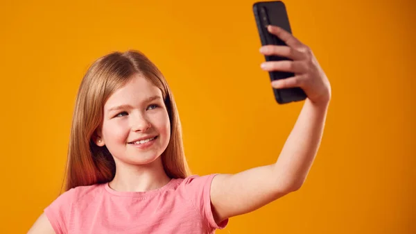 Retrato Estúdio Menina Posando Para Selfie Telefone Móvel Contra Fundo — Fotografia de Stock