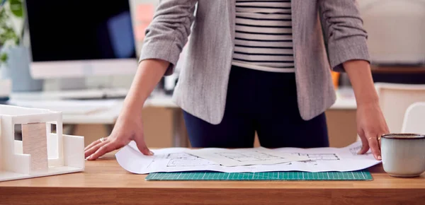 Närbild Kvinnliga Arkitekt Stående Arbetar Office Studera Planer För Byggnad — Stockfoto