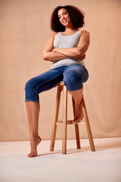 Studio Portrait Shot Body Positive Woman Sentado Taburete —  Fotos de Stock
