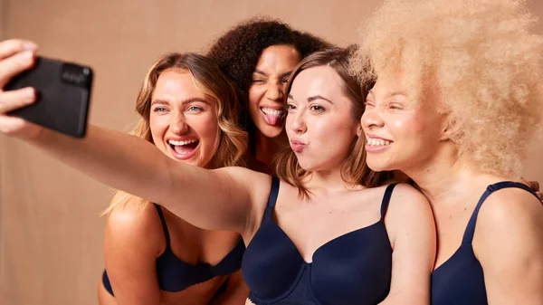 Grupp Olika Kropp Positiva Kvinnor Vänner Underkläder Posing För Selfie — Stockfoto