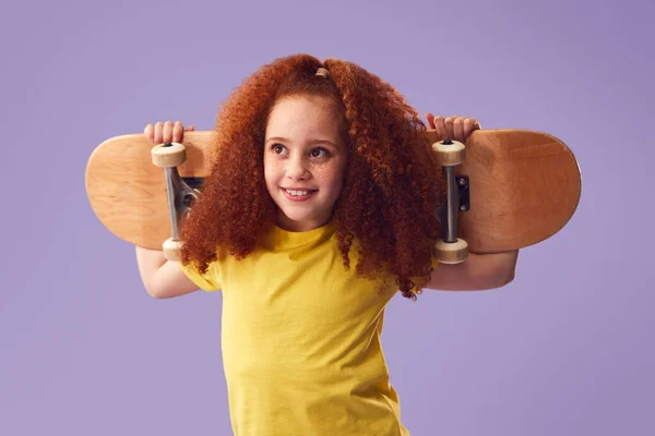 Studio Shot Young Girl Holding Skateboard Través Los Hombros Contra —  Fotos de Stock