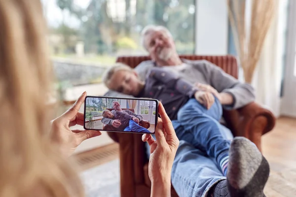 Büyükannem Büyükbabam Torunumun Gündüz Vakti Evde Yatarken Fotoğrafını Çekiyor — Stok fotoğraf