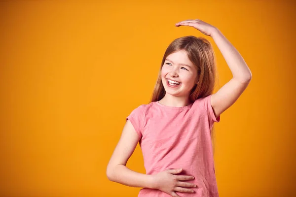 Studio Shot Girl Golpeando Cabeza Frotando Estómago Contra Fondo Amarillo — Foto de Stock