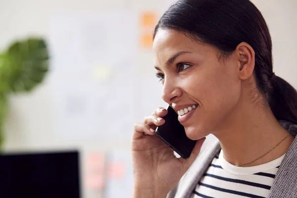 Zbliżenie Kobieta Architekt Pracujący Stojąco Biurze Rozmawiając Telefonie Komórkowym — Zdjęcie stockowe