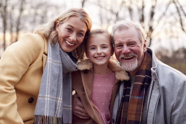 Porträtt Morföräldrar Med Sondotter Utanför Promenader Genom Vintern Countryside — Stockfoto