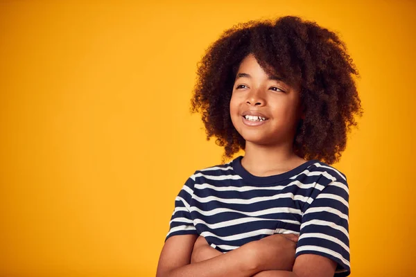 Studio Portrait Sourire Jeune Garçon Tourné Sur Fond Jaune — Photo