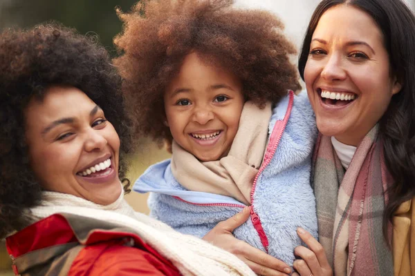 Familia Con Dos Madres Aire Libre Pie Otoño Campo Con — Foto de Stock