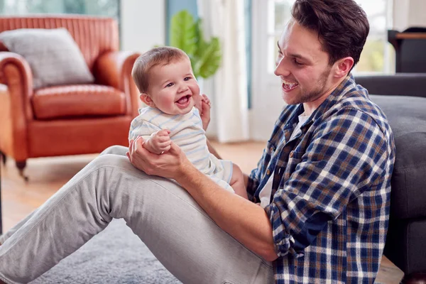 Liefdevolle Transgender Vader Spelen Met Baby Zoon Zitten Vloer Thuis — Stockfoto