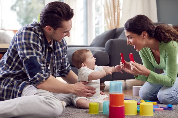 Familia Transgénero Con Bebé Jugando Juego Con Juguetes Coloridos Salón — Foto de Stock