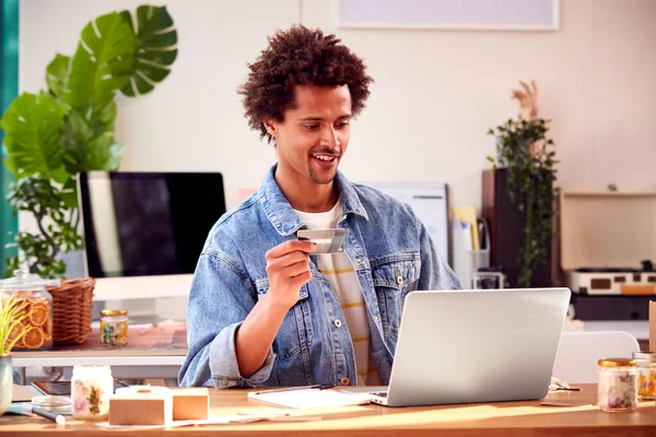 Man Running Online Business Making Candles Home Making Purchase Credit — Stock Photo, Image