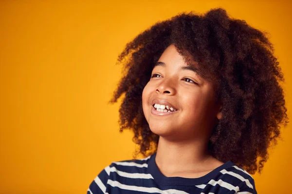 Estudio Retrato Sonriente Joven Disparo Contra Fondo Amarillo — Foto de Stock