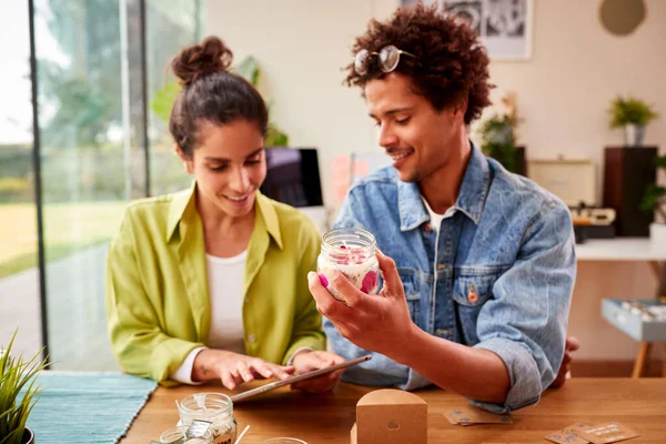 Paar Running Online Business Making Boutique Kaarsen Thuis Schrijven Kortingsbonnen — Stockfoto