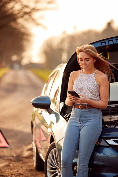 Žena Rozbitým Autem Venkově Road Volání Pomoc Mobilním Telefonu — Stock fotografie