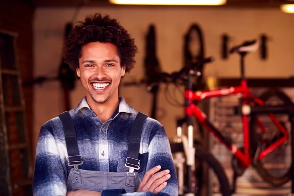 Portret Van Mens Garage Thuis Met Cyclus Opknoping Muur Achter — Stockfoto