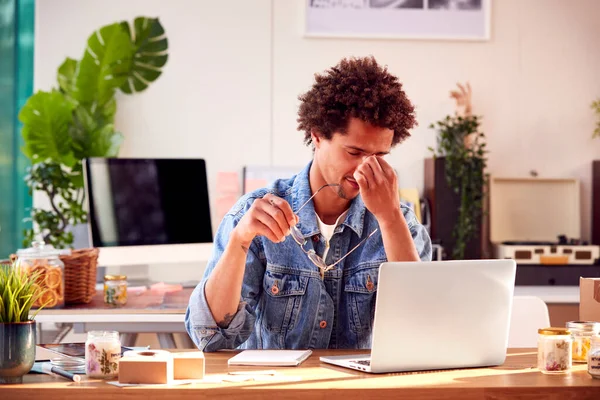 Стресс Человек Работает Интернете Бизнес Бутики Свечи Дома Работает Ноутбуке — стоковое фото