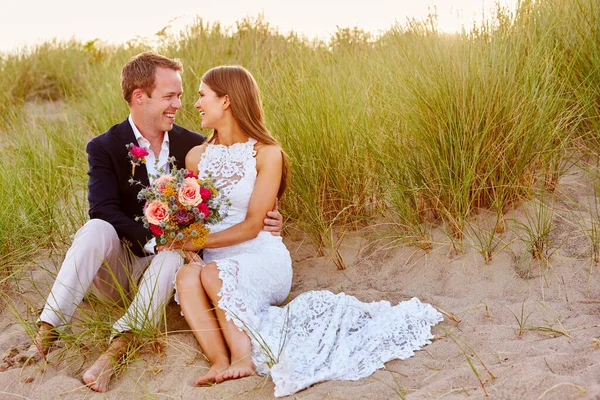 Romántica Pareja Casada Celebrando Boda Playa Sentada Dunas Juntos —  Fotos de Stock