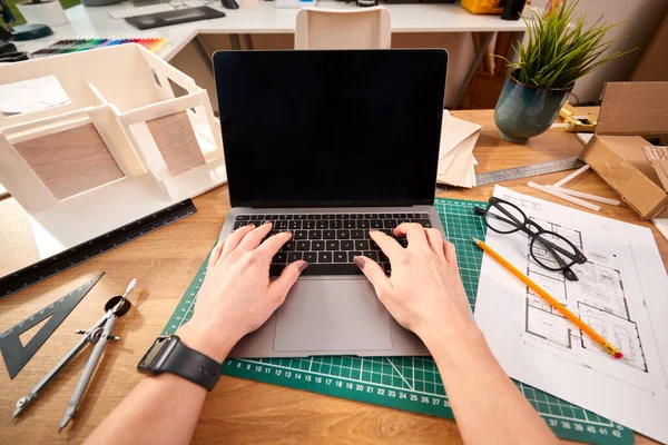 Pov Shot Van Vrouwelijke Architect Werken Het Kantoor Aan Plannen — Stockfoto