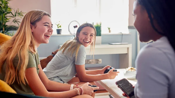 Gruppo Amiche Adolescenti Con Telefoni Cellulari Che Giocano Escono Camera — Foto Stock