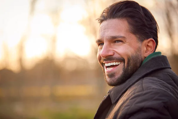 Kopf Und Schultern Portrait Des Menschen Auf Spaziergang Durch Herbst — Stockfoto