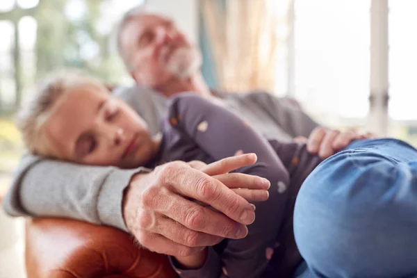 Grootvader Kleindochter Die Overdag Lounge Slapen Thuis Samen — Stockfoto