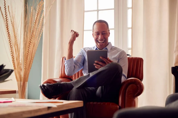 Olgun Adam Adamı Koltukta Oturmuş Dijital Tablet Ten Iyi Haberler — Stok fotoğraf