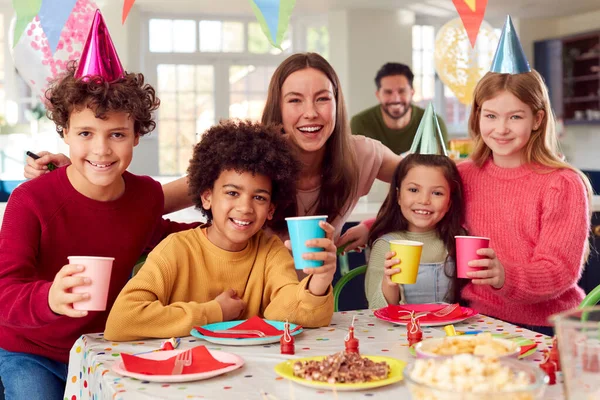 Portret Van Meisje Met Ouders Vrienden Thuis Vieren Verjaardag Met — Stockfoto