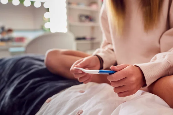 Närbild Tonåring Flicka Sitter Sängen Hemma Tittar Positiva Graviditetstest — Stockfoto