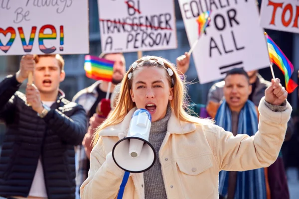 手持标语牌和扩音器的抗议者支持性别平等游行团体 — 图库照片