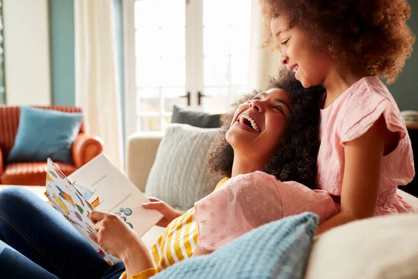 Moeder Dochter Ontspannen Bank Thuis Lezen Boek Samen — Stockfoto