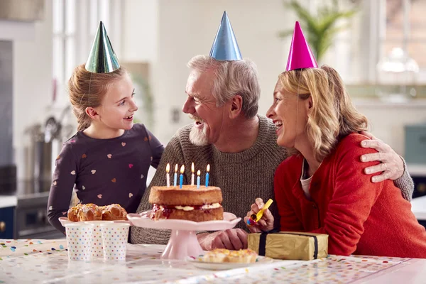 Torunuyla Büyükanne Büyükbabası Doğum Gününü Evde Partiyle Kutluyorlar — Stok fotoğraf