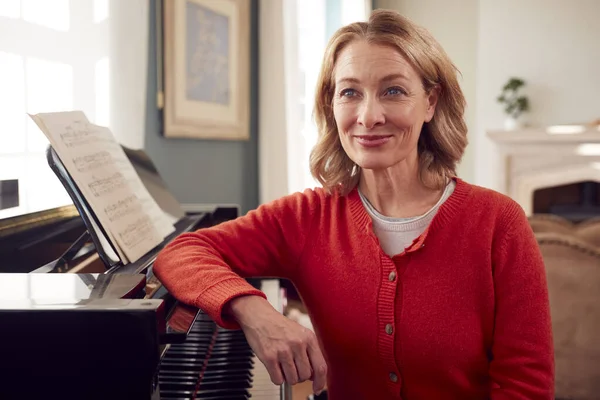 Porträtt Mogen Kvinna Hemma Njuter Att Lära Sig Spela Piano — Stockfoto