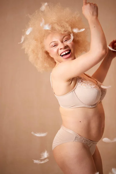 Fjädrar Faller Självsäker Naturlig Albino Kvinna Underkläder Främja Organ Positivitet — Stockfoto
