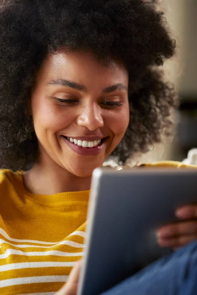 Frau Entspannt Sich Hause Auf Sofa Mit Digitalem Tablet Film — Stockfoto