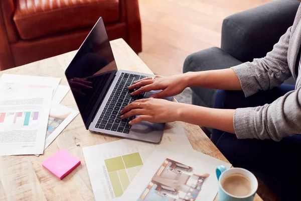 Primer Plano Mujer Arquitecta Diseñadora Interiores Que Trabaja Desde Casa — Foto de Stock