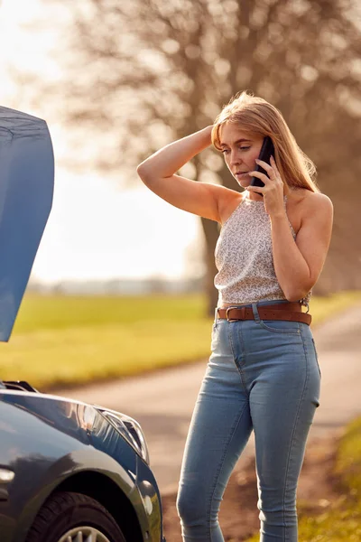 Žena Rozbitým Autem Venkově Road Volání Pomoc Mobilním Telefonu — Stock fotografie