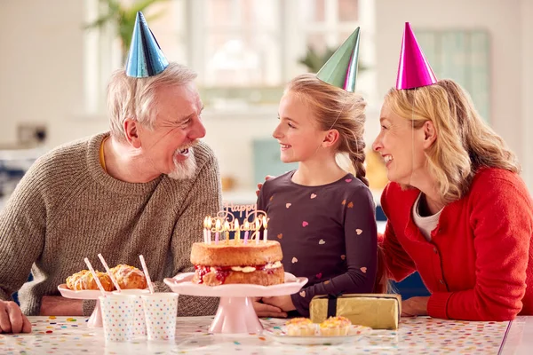 Nonni Con Nipote Festeggiano Compleanno Con Festa Casa Insieme — Foto Stock