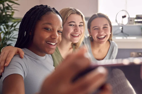 Gruppe Lächelnder Multikultureller Teenager Freundinnen Posiert Hause Für Selfie Auf — Stockfoto