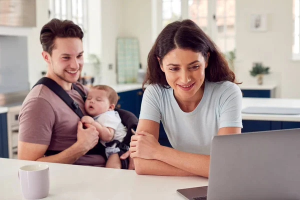 Famille Transgenre Avec Bébé Travaillant Maison Regardant Ordinateur Portable Sur — Photo