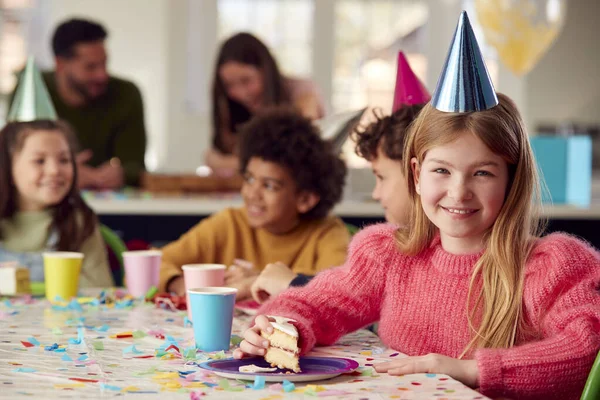 Retrato Una Chica Comiendo Pastel Cumpleaños Fiesta Con Padres Amigos — Foto de Stock