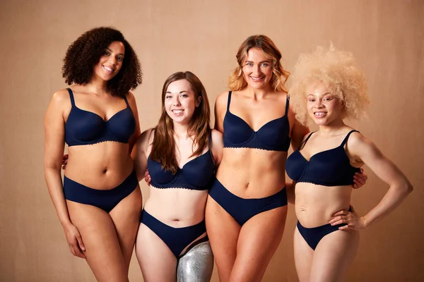 Groupe Femmes Diverses Amis Avec Membre Prothétique Sous Vêtements Promouvoir — Photo