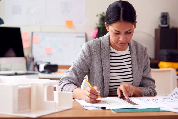 Arquitecta Femenina Trabajando Oficina Con Modelo Escritorio Estudiando Planes Para — Foto de Stock