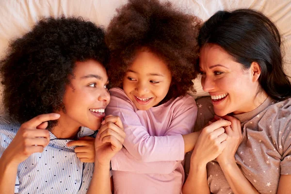 Overhead Skott Familj Med Två Mammor Bär Pyjamas Spela Sängen — Stockfoto