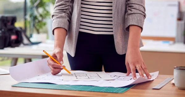 Close Arquiteto Feminino Trabalhando Escritório Estudando Planos Para Novo Edifício — Fotografia de Stock