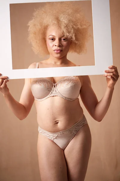 Studio Shot Confident Natural Woman Underwear Προώθηση Της Θετικότητας Του — Φωτογραφία Αρχείου